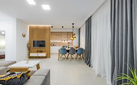 New Deluxe Jacuzzi Apartment Ana